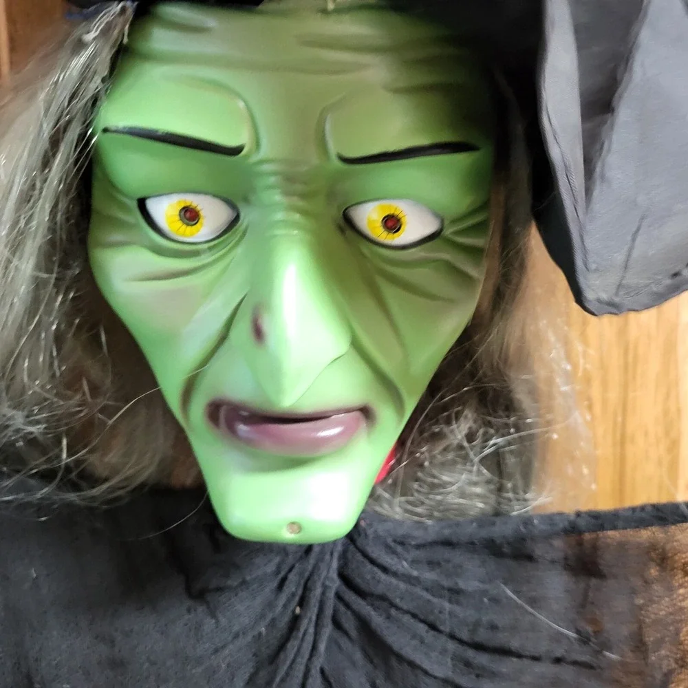 Vintage Gemmy Animated Hanging Witch Shakes Speaks Motion Activated Halloween